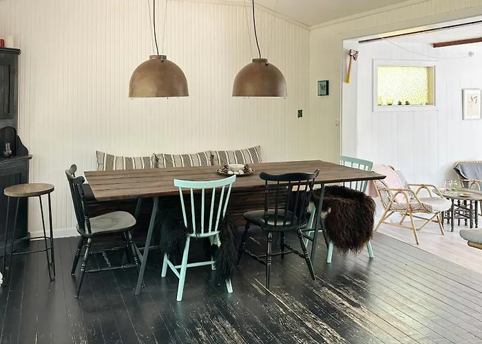 Hébergement de vacances With Recycled Finds Near Nature *