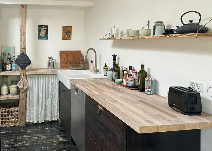 Hébergement de vacances With Recycled Finds Near Nature *