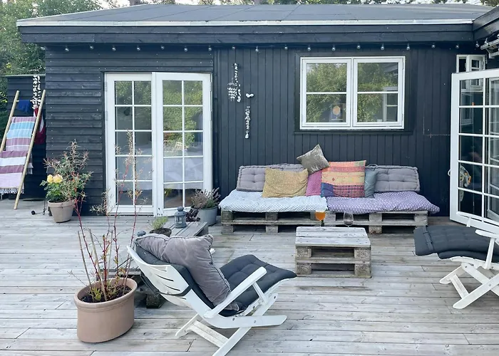 With Recycled Finds Near Nature *