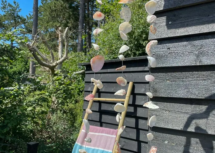 Hébergement de vacances With Recycled Finds Near Nature *